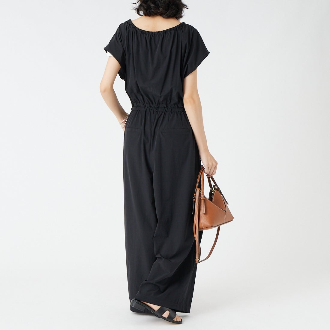 CHIGNON [シニヨン] エアイーズマルチオールインワン [3563-629MK] BLACK &&モデル身長：162cm 着用サイズ：F&&