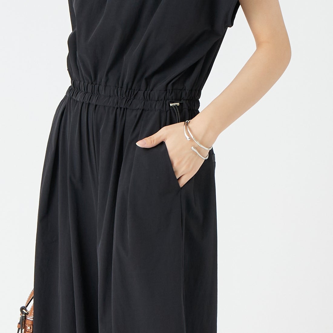 CHIGNON [シニヨン] エアイーズマルチオールインワン [3563-629MK] BLACK &&モデル身長：162cm 着用サイズ：F&&