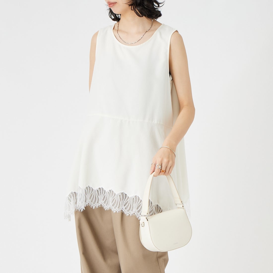 CHIGNON [シニヨン] ヘムレースサテンタンクトップ [1561-061-3NH] O/WHITE &&モデル身長：162cm 着用サイズ：F&&