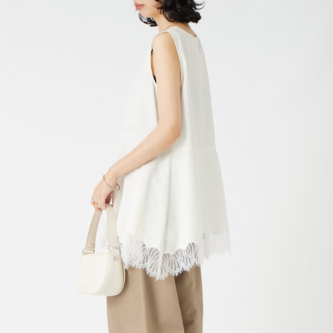 CHIGNON [シニヨン] ヘムレースサテンタンクトップ [1561-061-3NH] O/WHITE &&モデル身長：162cm 着用サイズ：F&&