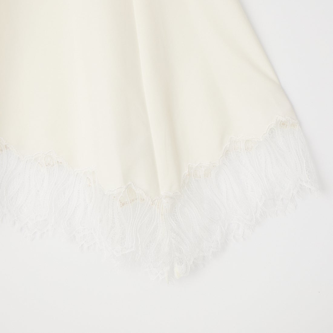 CHIGNON [シニヨン] ヘムレースサテンタンクトップ [1561-061-3NH] O/WHITE