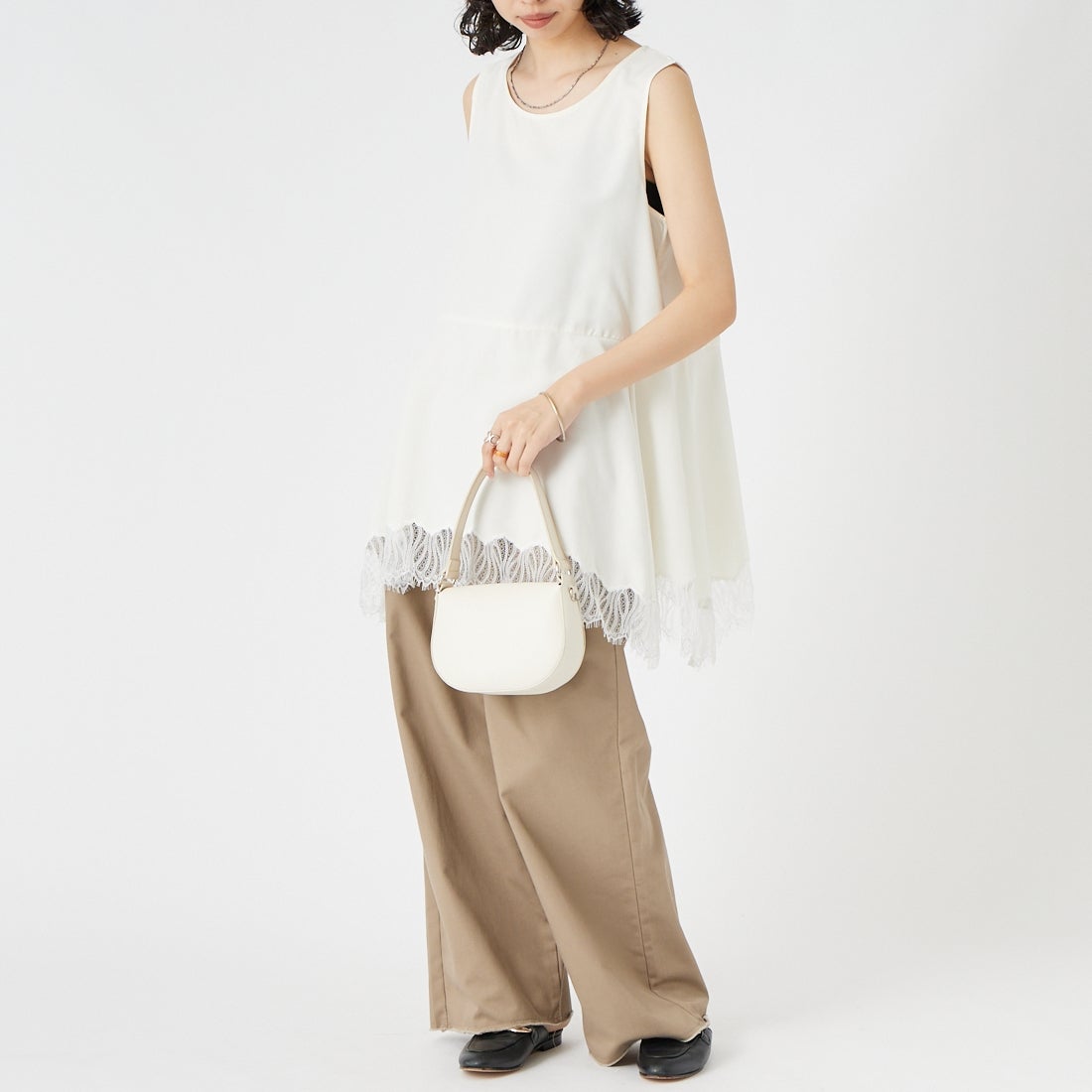 CHIGNON [シニヨン] ヘムレースサテンタンクトップ [1561-061-3NH] O/WHITE &&モデル身長：162cm 着用サイズ：F&&