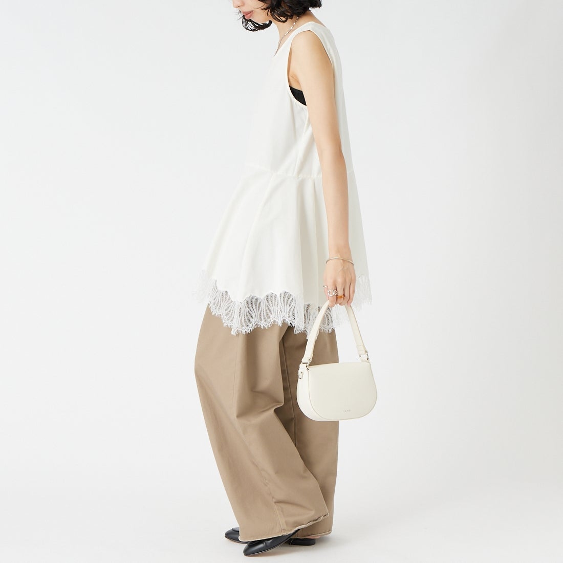 CHIGNON [シニヨン] ヘムレースサテンタンクトップ [1561-061-3NH] O/WHITE &&モデル身長：162cm 着用サイズ：F&&