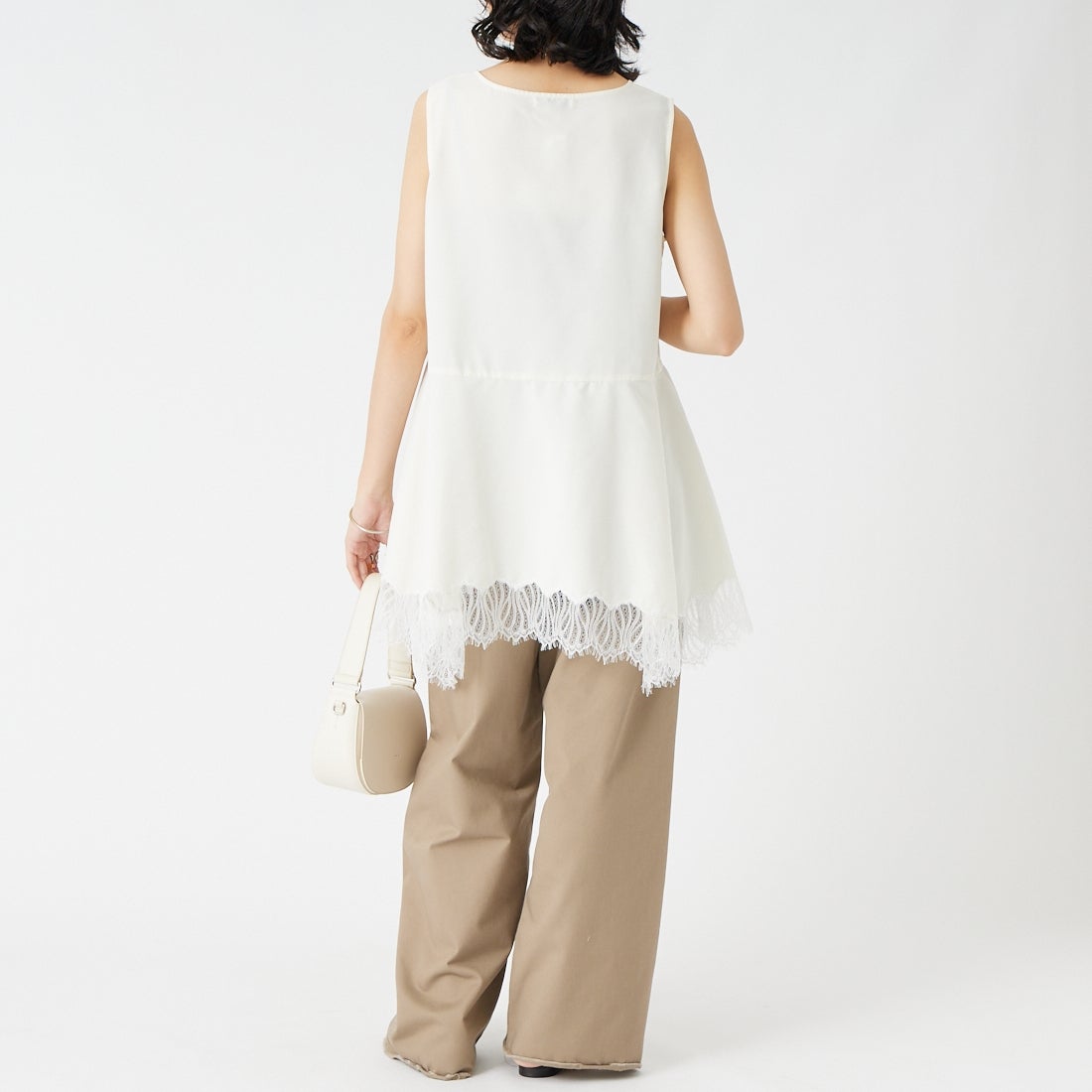 CHIGNON [シニヨン] ヘムレースサテンタンクトップ [1561-061-3NH] O/WHITE &&モデル身長：162cm 着用サイズ：F&&
