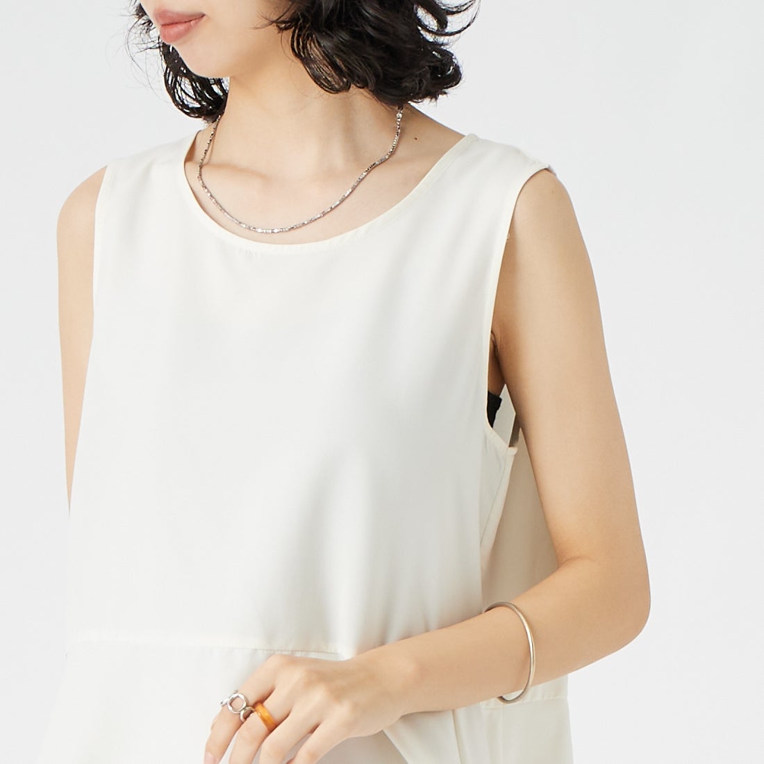 CHIGNON [シニヨン] ヘムレースサテンタンクトップ [1561-061-3NH] O/WHITE &&モデル身長：162cm 着用サイズ：F&&