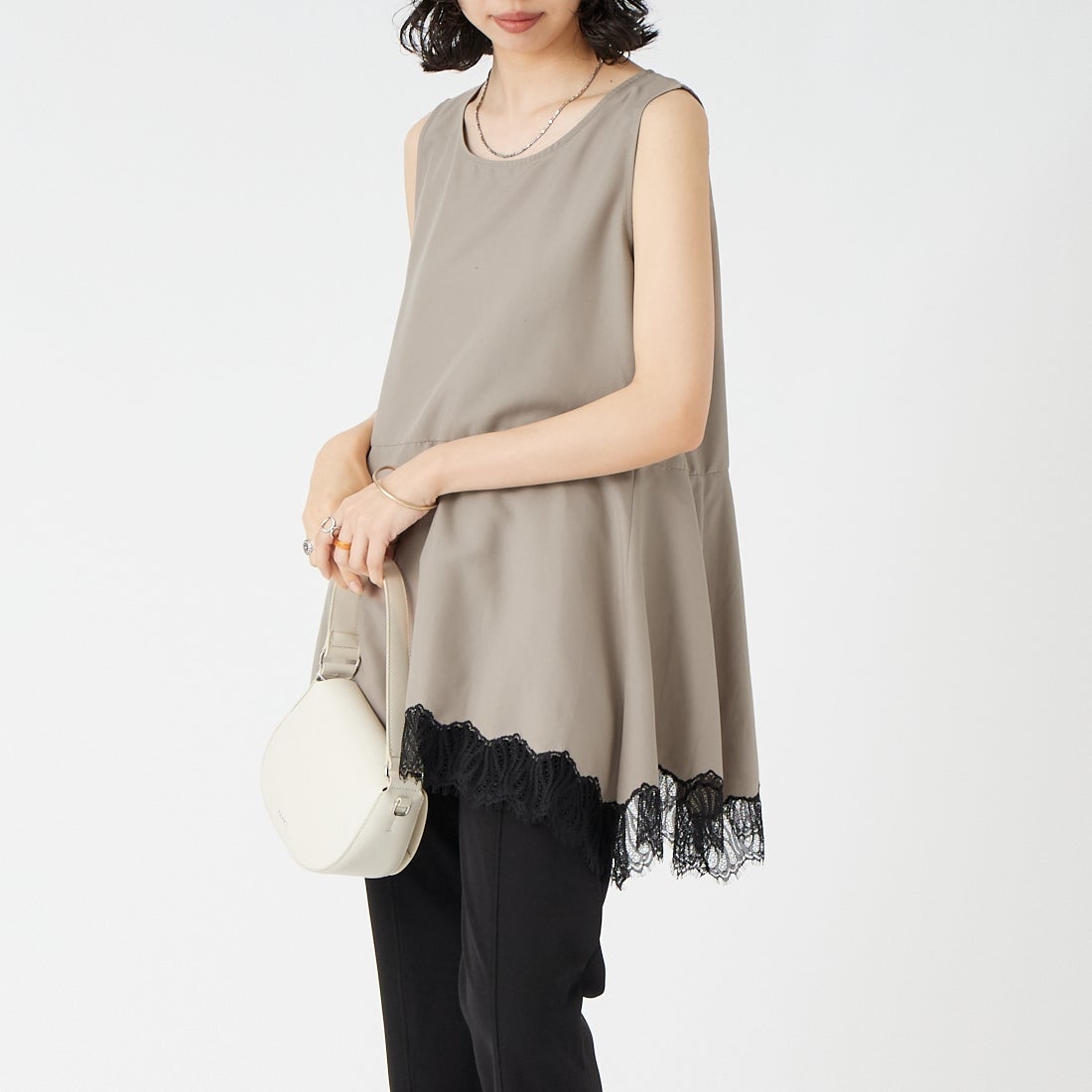 CHIGNON [シニヨン] ヘムレースサテンタンクトップ [1561-061-3NH] MOCHA &&モデル身長：162cm 着用サイズ：F&&