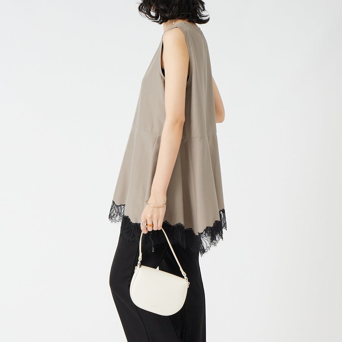CHIGNON [シニヨン] ヘムレースサテンタンクトップ [1561-061-3NH] MOCHA &&モデル身長：162cm 着用サイズ：F&&