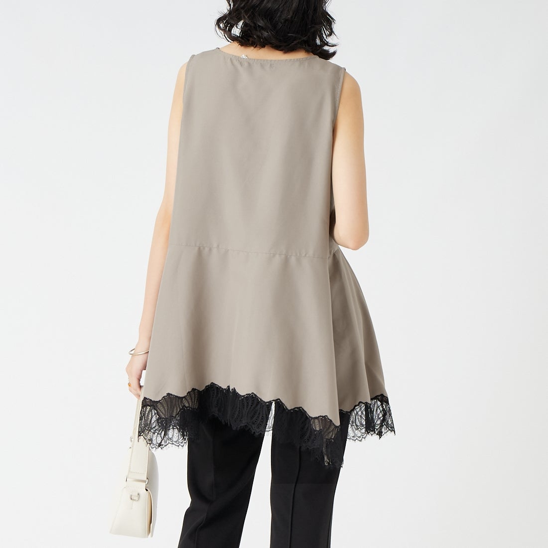 CHIGNON [シニヨン] ヘムレースサテンタンクトップ [1561-061-3NH] MOCHA &&モデル身長：162cm 着用サイズ：F&&