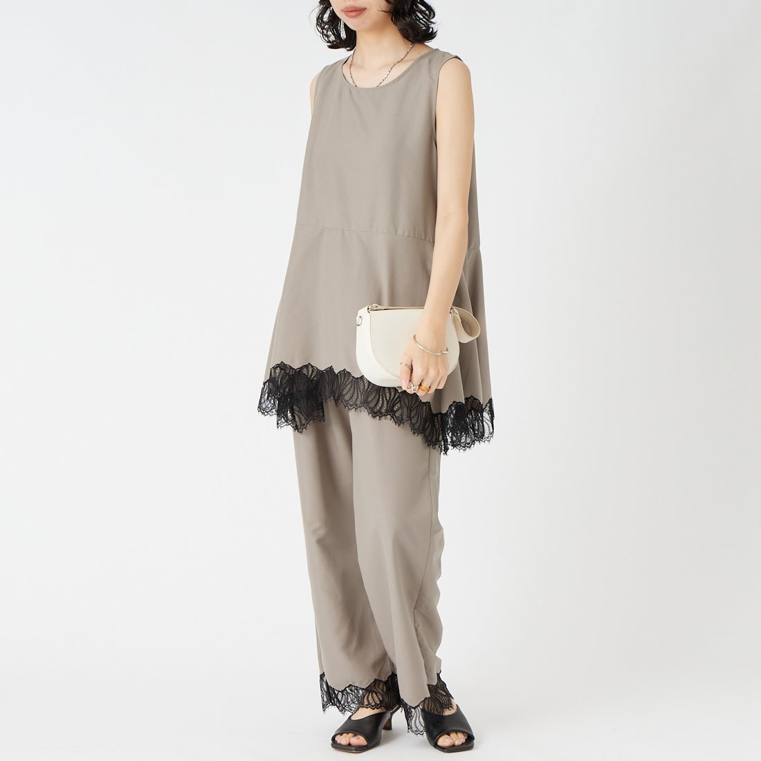 CHIGNON [シニヨン] ヘムレースサテンタンクトップ [1561-061-3NH] MOCHA &&モデル身長：162cm 着用サイズ：F&&