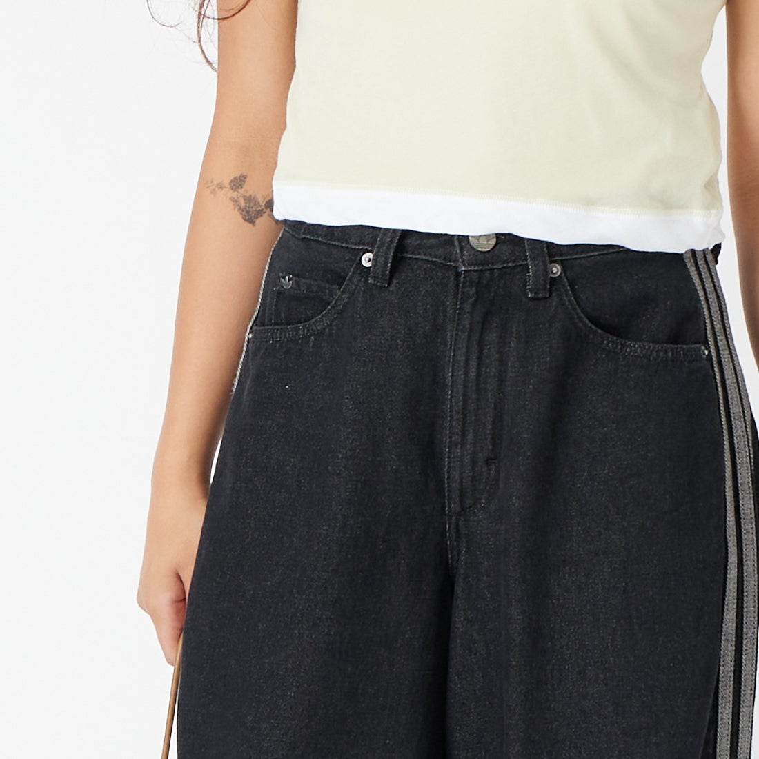 adidas Originals [アディダス オリジナルス] ハイライズバレルレッグデニムパンツ [QA275] KQ6474 &&モデル身長：162cm 着用サイズ：25-30&&
