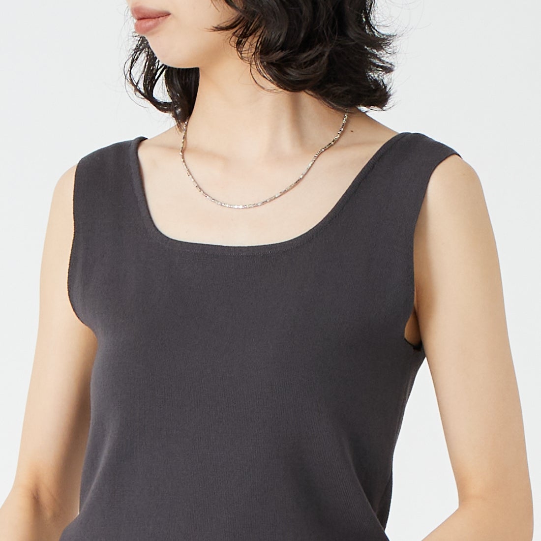 CLOCHE [クロシェ] スクエアニットタンクトップ [65285508] ﾁｬｺｰﾙ &&モデル身長：162cm 着用サイズ：2&&