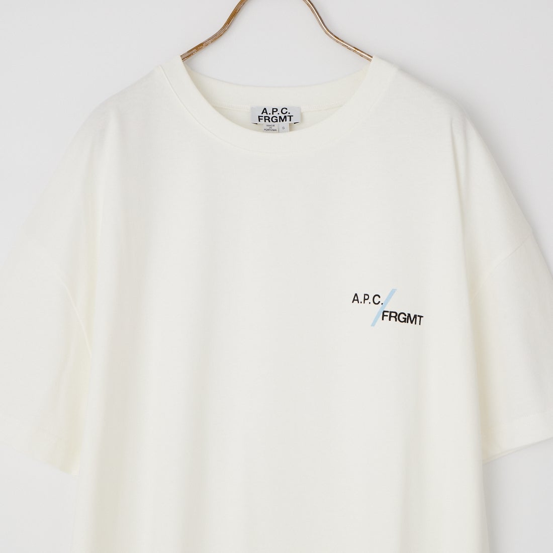 A.P.C. × FRGMT [アー・ペー・セー × フラグメントデザイン] Renoncement Tシャツ [T-SHIRT-FRGMT-PRINT] 90 BLANC