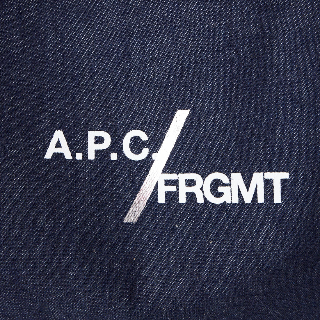 A.P.C. × FRGMT [アー・ペー・セー × フラグメントデザイン] Je Sors Ce Soir ショッピングバッグ [SHOPPING-JE-SORS-CE] 37 INDIGO