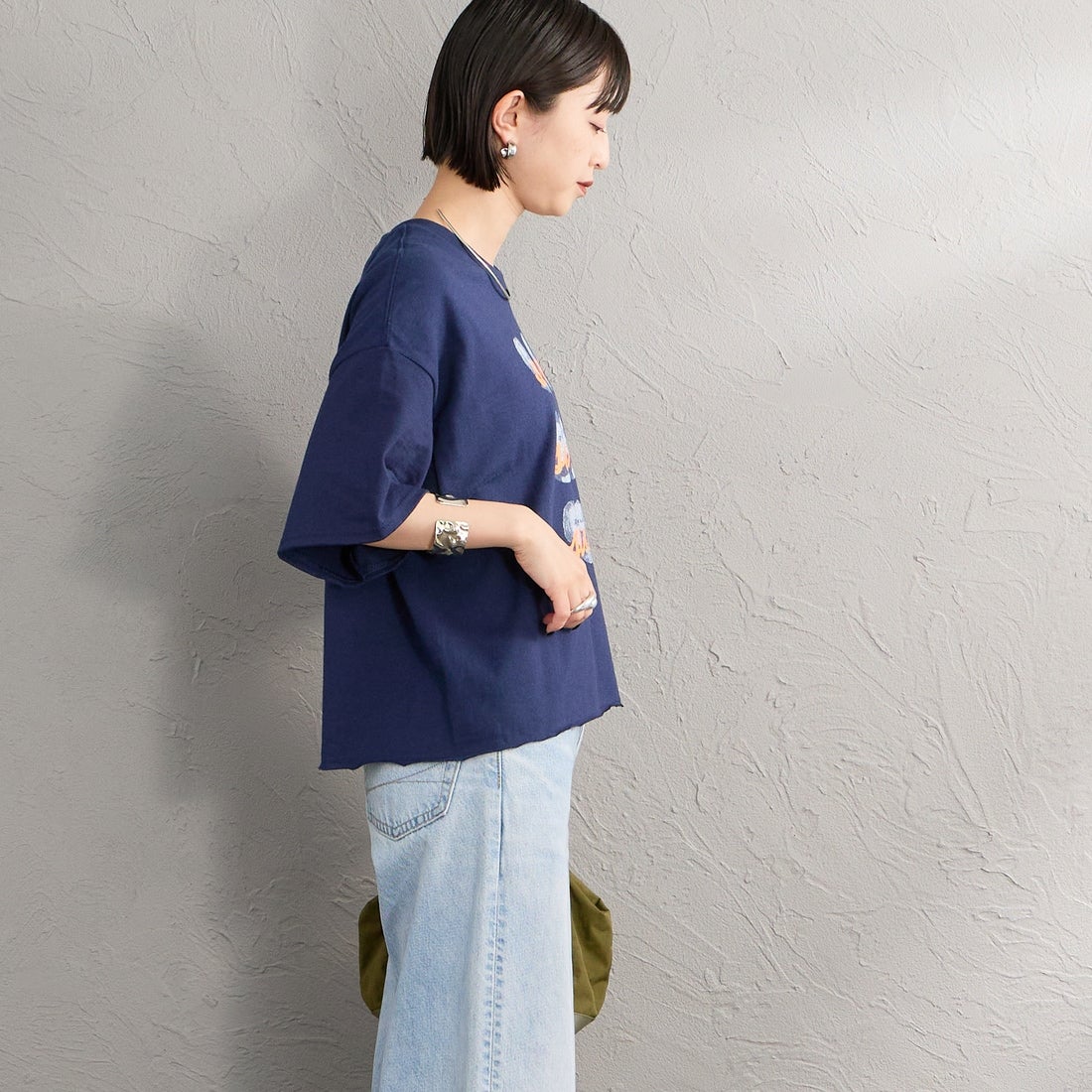 SCREEN STARS [スクリーンスターズ] 別注 偉人プリントTシャツ [26SS-SSBTGRIN-JF] NAVY &&モデル身長：150cm 着用サイズ：F&&