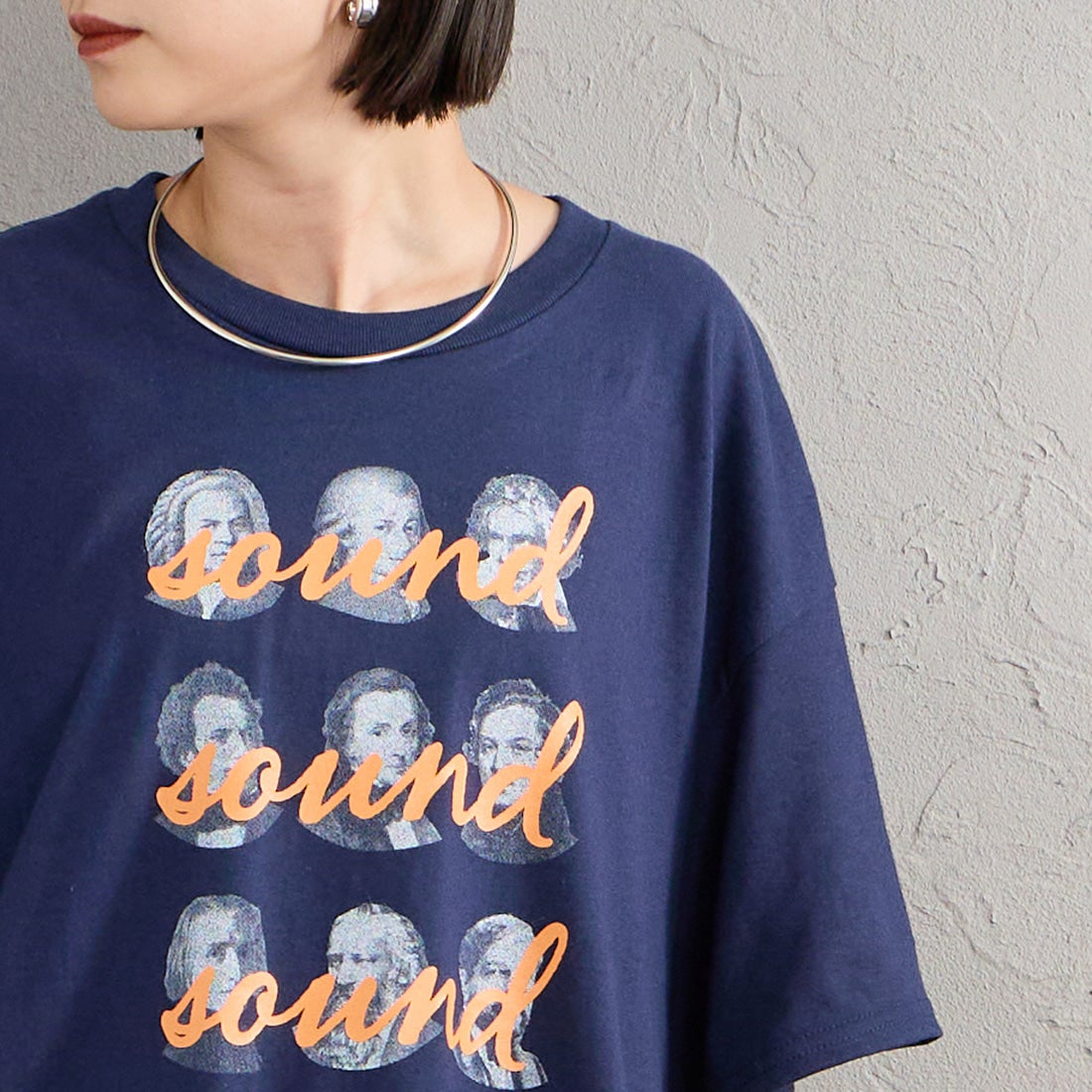 SCREEN STARS [スクリーンスターズ] 別注 偉人プリントTシャツ [26SS-SSBTGRIN-JF] NAVY &&モデル身長：150cm 着用サイズ：F&&