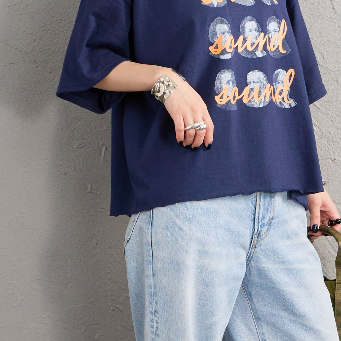 SCREEN STARS [スクリーンスターズ] 別注 偉人プリントTシャツ [26SS-SSBTGRIN-JF] NAVY &&モデル身長：150cm 着用サイズ：F&&