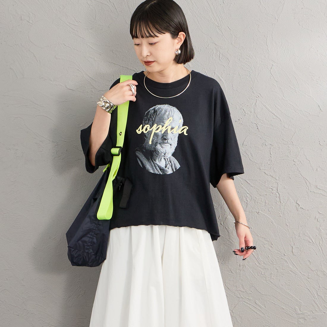 SCREEN STARS [スクリーンスターズ] 別注 偉人プリントTシャツ [26SS-SSBTGRIN-JF] BLACK &&モデル身長：150cm 着用サイズ：F&&
