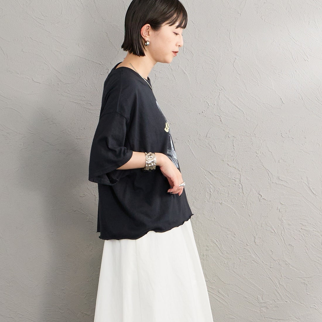 SCREEN STARS [スクリーンスターズ] 別注 偉人プリントTシャツ [26SS-SSBTGRIN-JF] BLACK &&モデル身長：150cm 着用サイズ：F&&