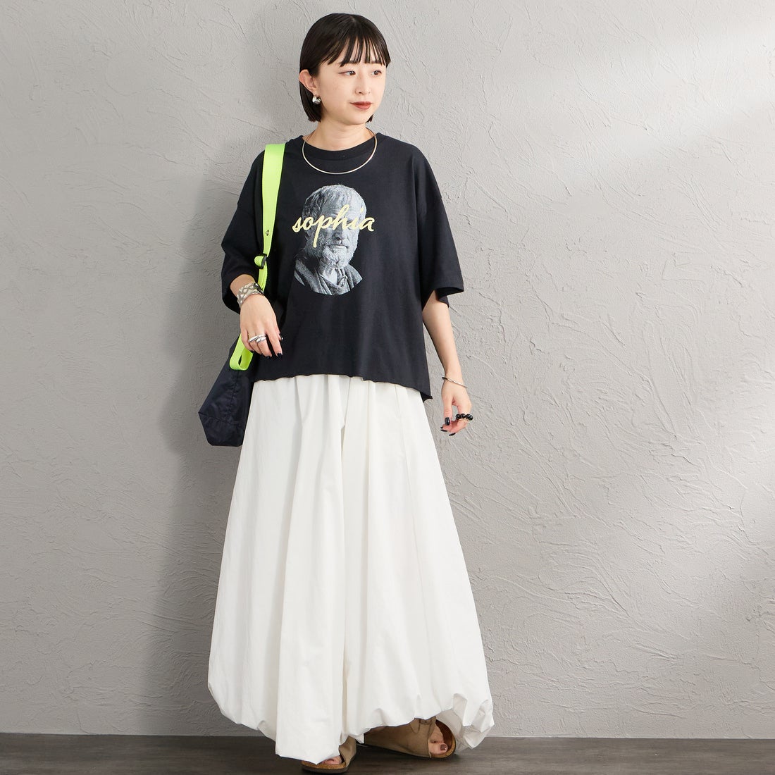 SCREEN STARS [スクリーンスターズ] 別注 偉人プリントTシャツ [26SS-SSBTGRIN-JF] BLACK &&モデル身長：150cm 着用サイズ：F&&