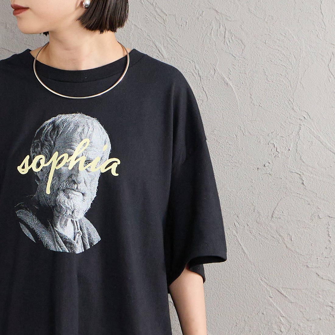 SCREEN STARS [スクリーンスターズ] 別注 偉人プリントTシャツ [26SS-SSBTGRIN-JF] BLACK &&モデル身長：150cm 着用サイズ：F&&