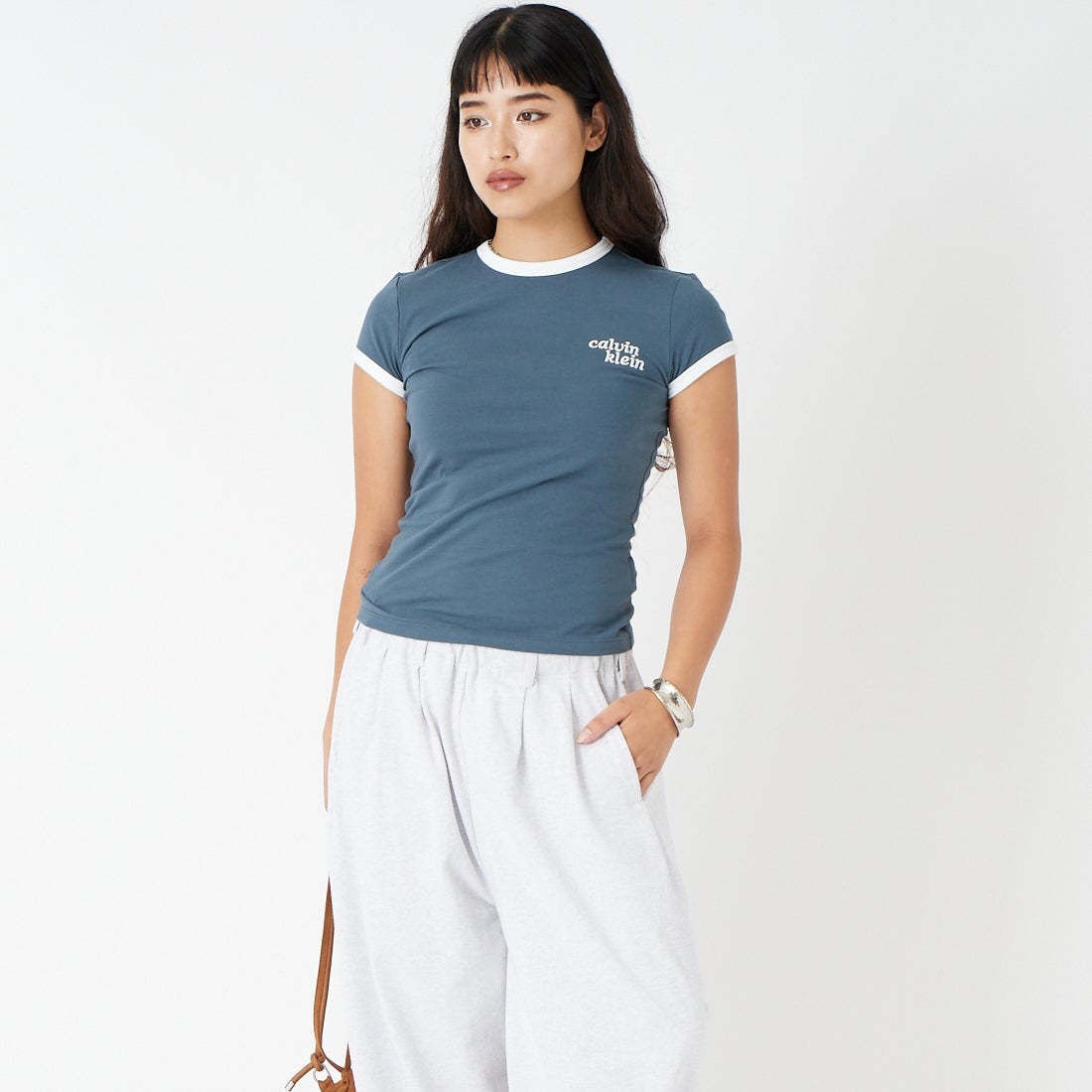 Calvin Klein [カルバンクライン] ショートスリーブ スリムロゴリンガーTシャツ [47G803G] CEG &&モデル身長：162cm 着用サイズ：XS&&