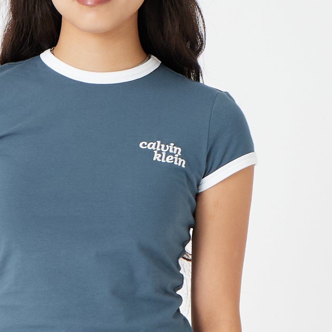 Calvin Klein [カルバンクライン] ショートスリーブ スリムロゴリンガーTシャツ [47G803G] CEG &&モデル身長：162cm 着用サイズ：XS&&