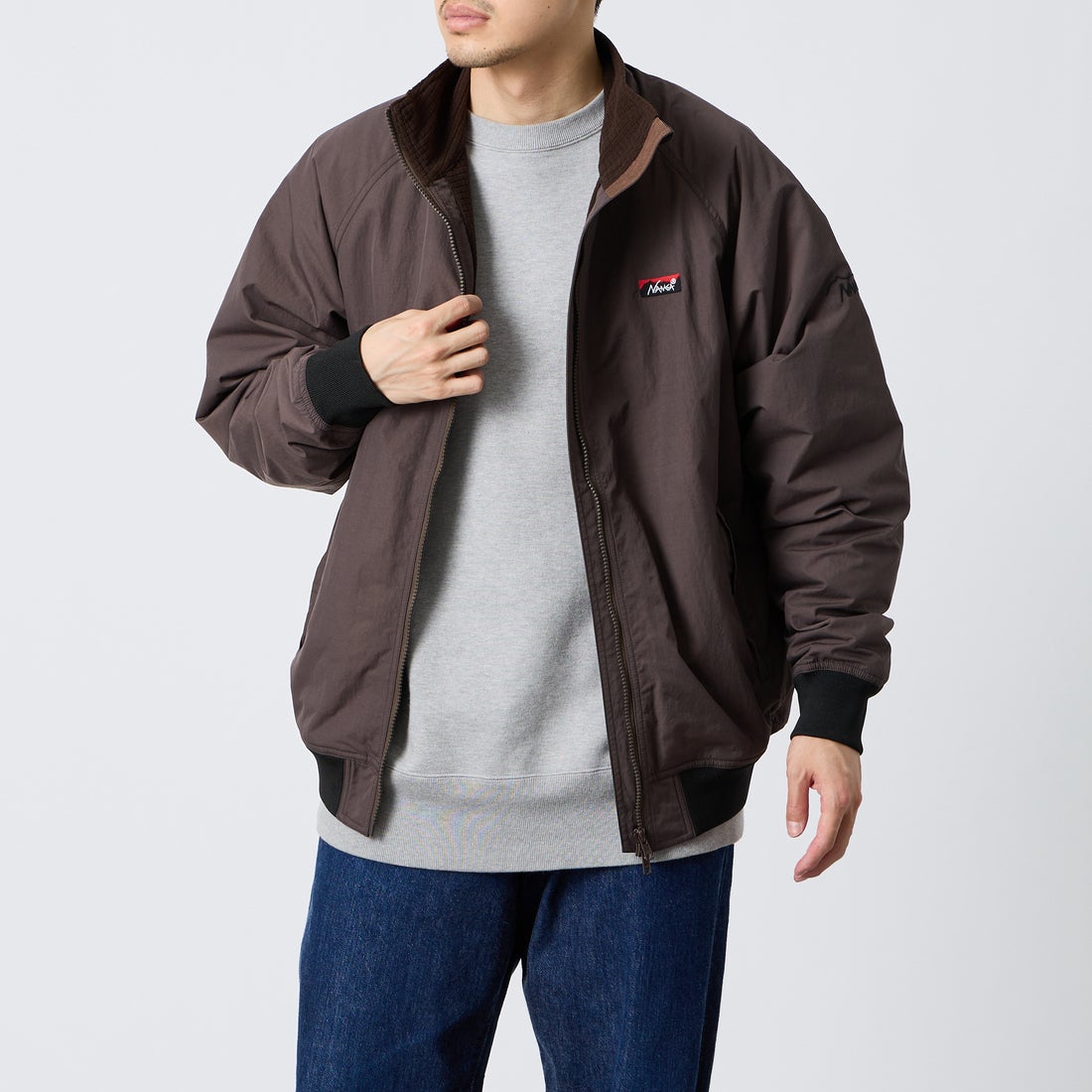JEANSFACTORY × NANGA [ジーンズファクトリー × ナンガ] 別注 裏フリースブルゾン [NW2609-JF] BROWN &&モデル身長：168cm 着用サイズ：M&&