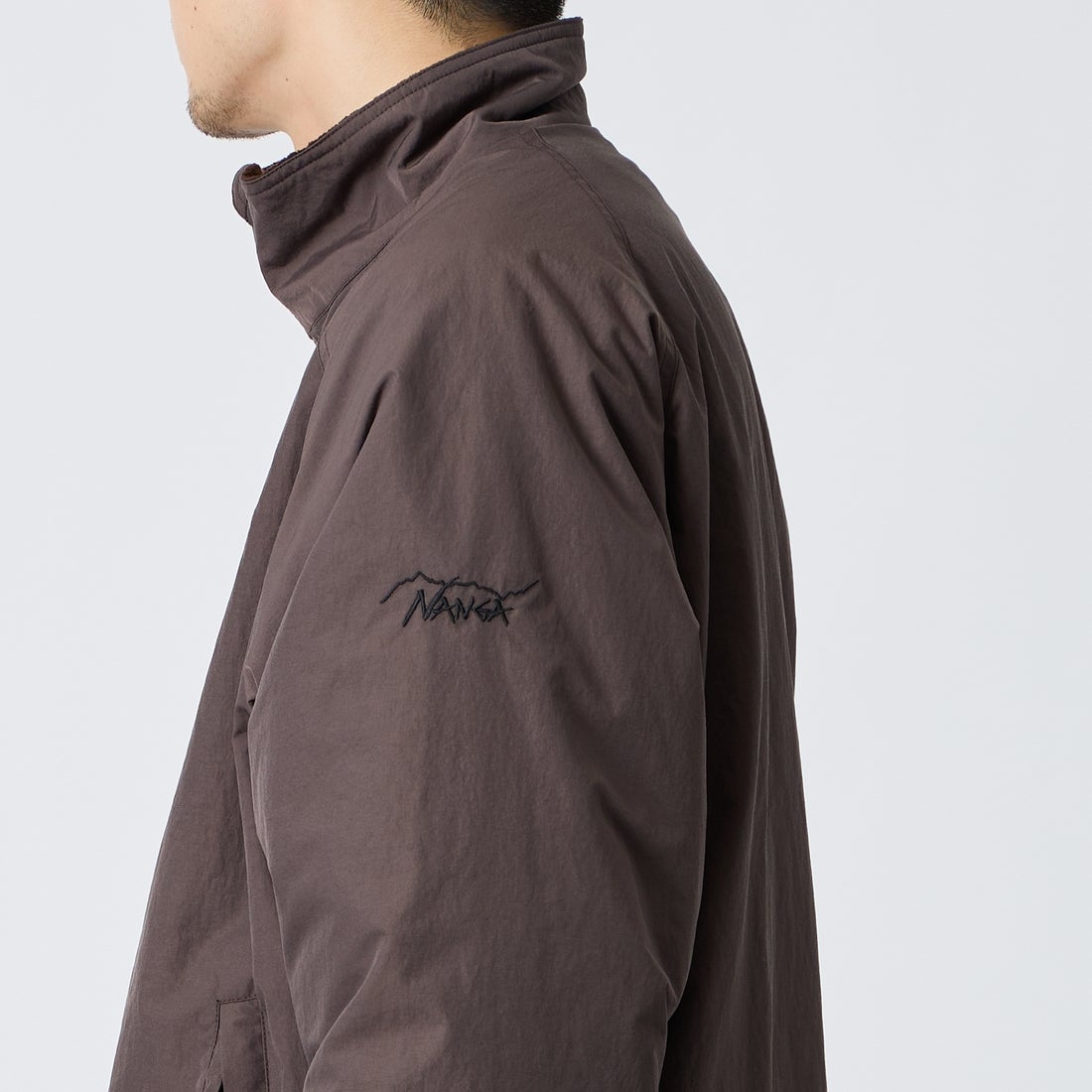 JEANSFACTORY × NANGA [ジーンズファクトリー × ナンガ] 別注 裏フリースブルゾン [NW2609-JF] BROWN &&モデル身長：168cm 着用サイズ：M&&