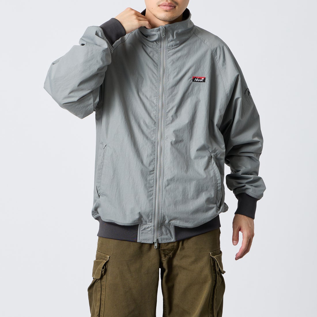 JEANSFACTORY × NANGA [ジーンズファクトリー × ナンガ] 別注 裏フリースブルゾン [NW2609-JF] GRAY &&モデル身長：168cm 着用サイズ：L&&