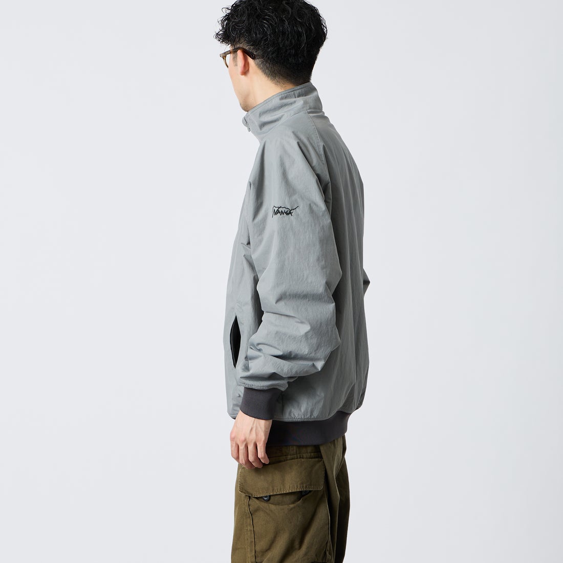 JEANSFACTORY × NANGA [ジーンズファクトリー × ナンガ] 別注 裏フリースブルゾン [NW2609-JF] GRAY &&モデル身長：168cm 着用サイズ：L&&