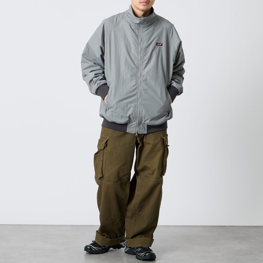JEANSFACTORY × NANGA [ジーンズファクトリー × ナンガ] 別注 裏フリースブルゾン [NW2609-JF] GRAY &&モデル身長：168cm 着用サイズ：L&&