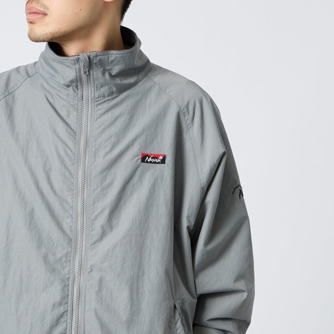JEANSFACTORY × NANGA [ジーンズファクトリー × ナンガ] 別注 裏フリースブルゾン [NW2609-JF] GRAY &&モデル身長：168cm 着用サイズ：L&&