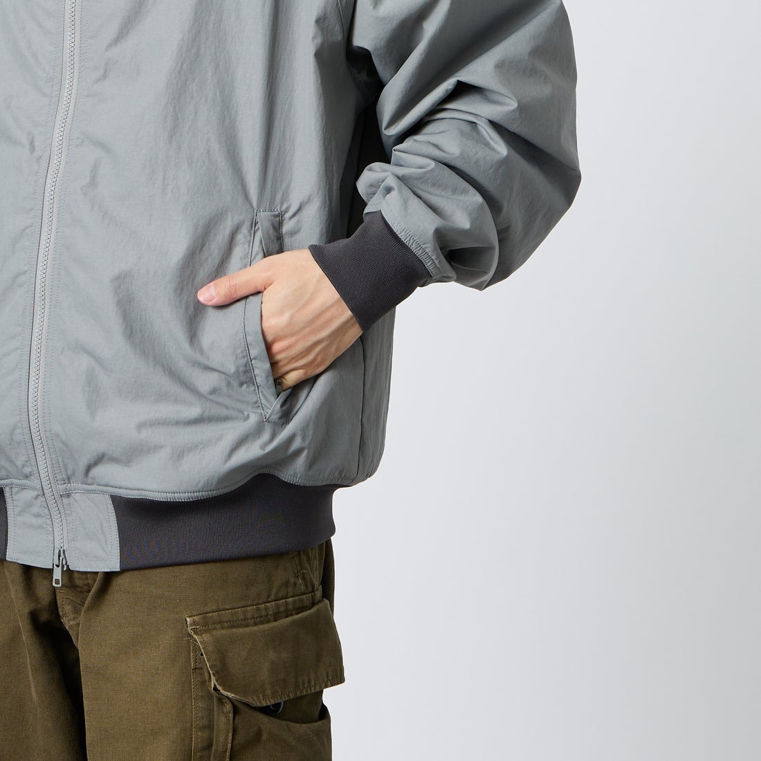 JEANSFACTORY × NANGA [ジーンズファクトリー × ナンガ] 別注 裏フリースブルゾン [NW2609-JF] GRAY &&モデル身長：168cm 着用サイズ：L&&