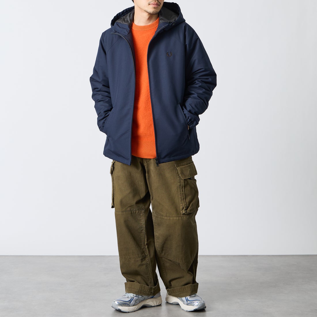 FRED PERRY [フレッドペリー] 別注 パデッド フード刺繍シェルジャケット [FPM-26A-002JF] NAVY/RICH &&モデル身長：168cm 着用サイズ：L&&
