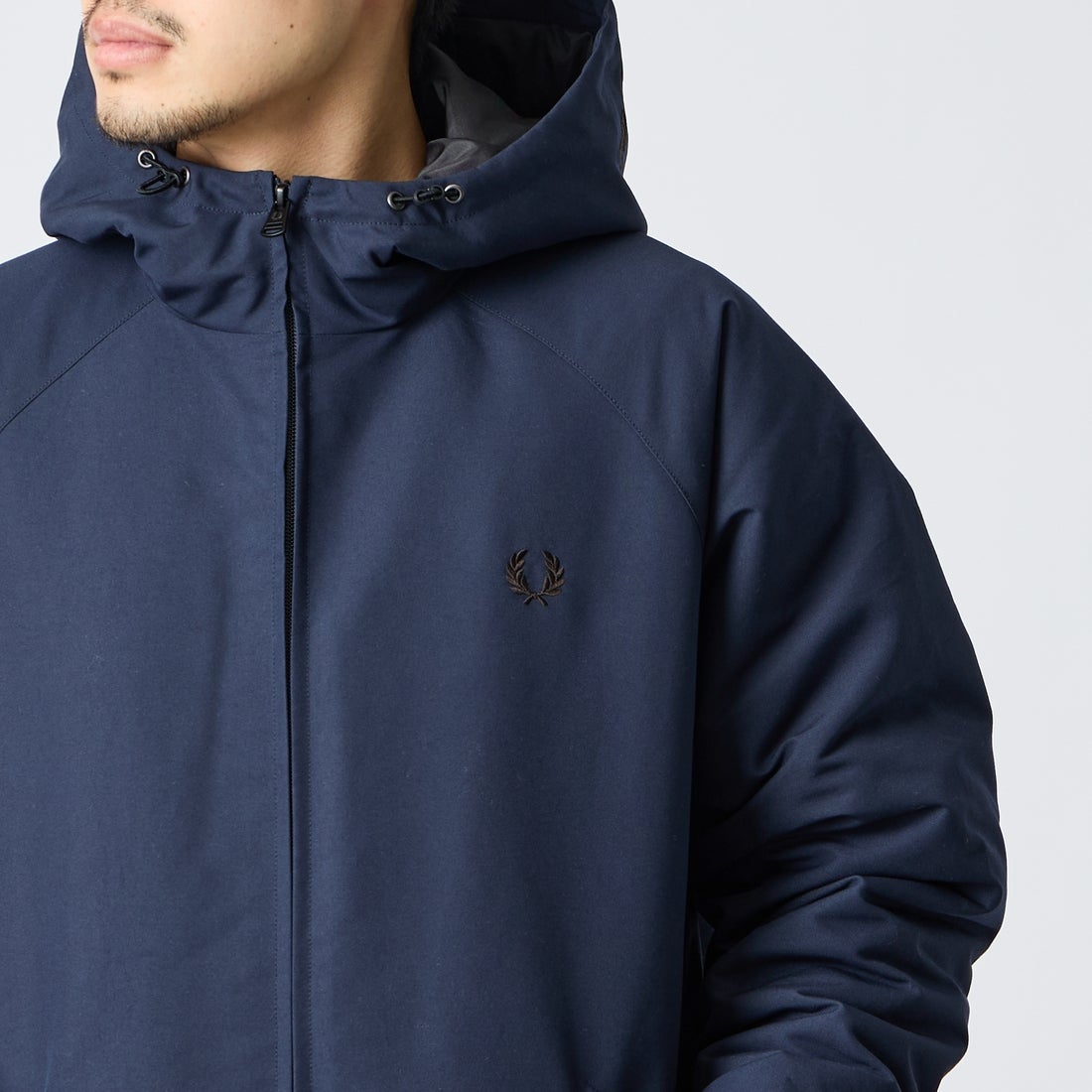 FRED PERRY [フレッドペリー] 別注 パデッド フード刺繍シェルジャケット [FPM-26A-002JF] NAVY/RICH &&モデル身長：168cm 着用サイズ：L&&