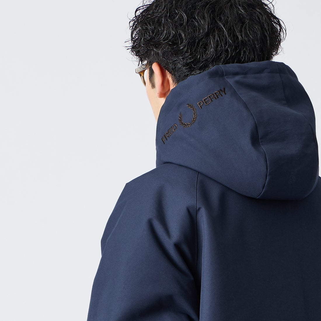 FRED PERRY [フレッドペリー] 別注 パデッド フード刺繍シェルジャケット [FPM-26A-002JF] NAVY/RICH &&モデル身長：168cm 着用サイズ：L&&