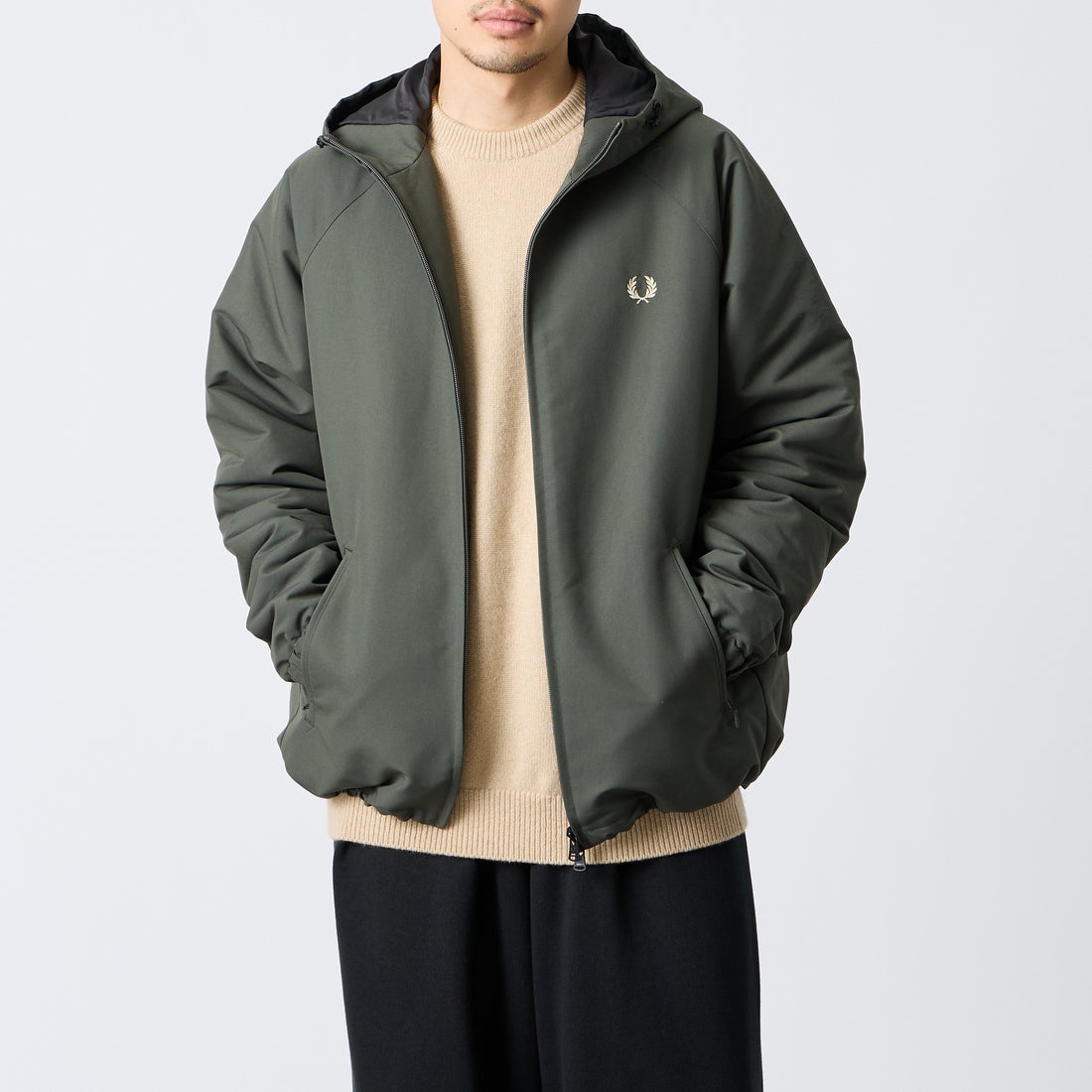 FRED PERRY [フレッドペリー] 別注 パデッド フード刺繍シェルジャケット [FPM-26A-002JF] FIELD GREE &&モデル身長：168cm 着用サイズ：L&&