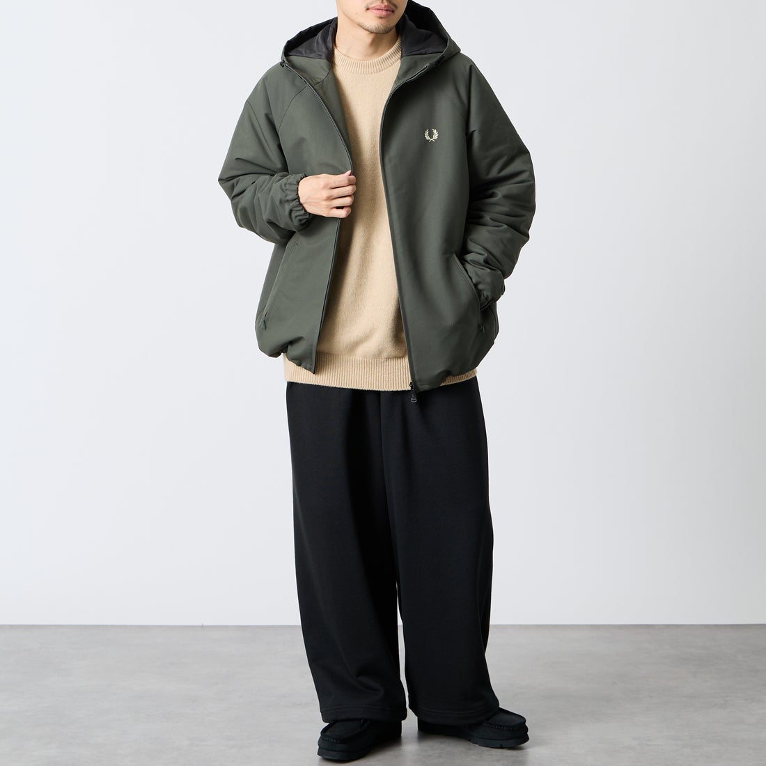 FRED PERRY [フレッドペリー] 別注 パデッド フード刺繍シェルジャケット [FPM-26A-002JF] FIELD GREE &&モデル身長：168cm 着用サイズ：L&&