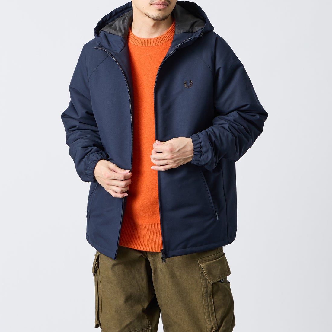 FRED PERRY [フレッドペリー] 別注 パデッド フード刺繍シェルジャケット [FPM-26A-002JF] NAVY/RICH &&モデル身長：168cm 着用サイズ：L&&