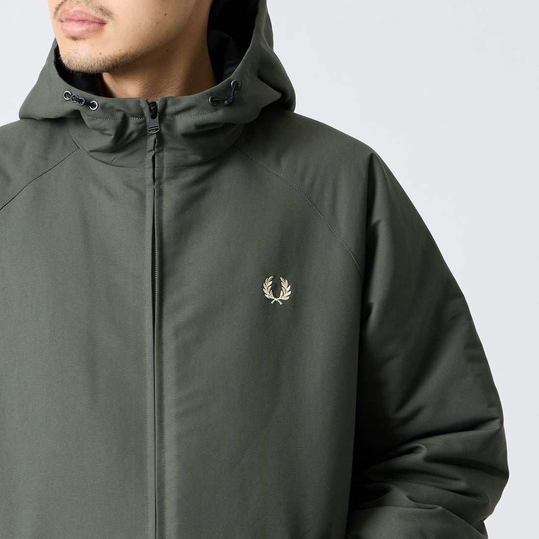 FRED PERRY [フレッドペリー] 別注 パデッド フード刺繍シェルジャケット [FPM-26A-002JF] FIELD GREE &&モデル身長：168cm 着用サイズ：L&&