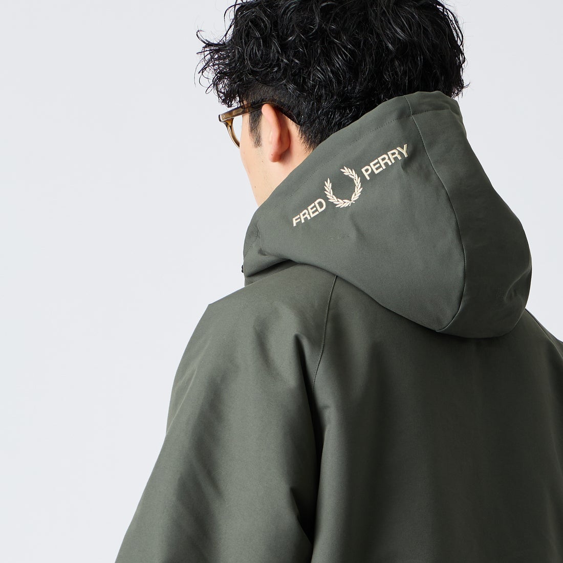 FRED PERRY [フレッドペリー] 別注 パデッド フード刺繍シェルジャケット [FPM-26A-002JF] FIELD GREE &&モデル身長：168cm 着用サイズ：L&&