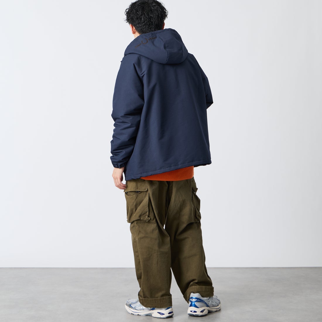 FRED PERRY [フレッドペリー] 別注 パデッド フード刺繍シェルジャケット [FPM-26A-002JF] NAVY/RICH &&モデル身長：168cm 着用サイズ：L&&