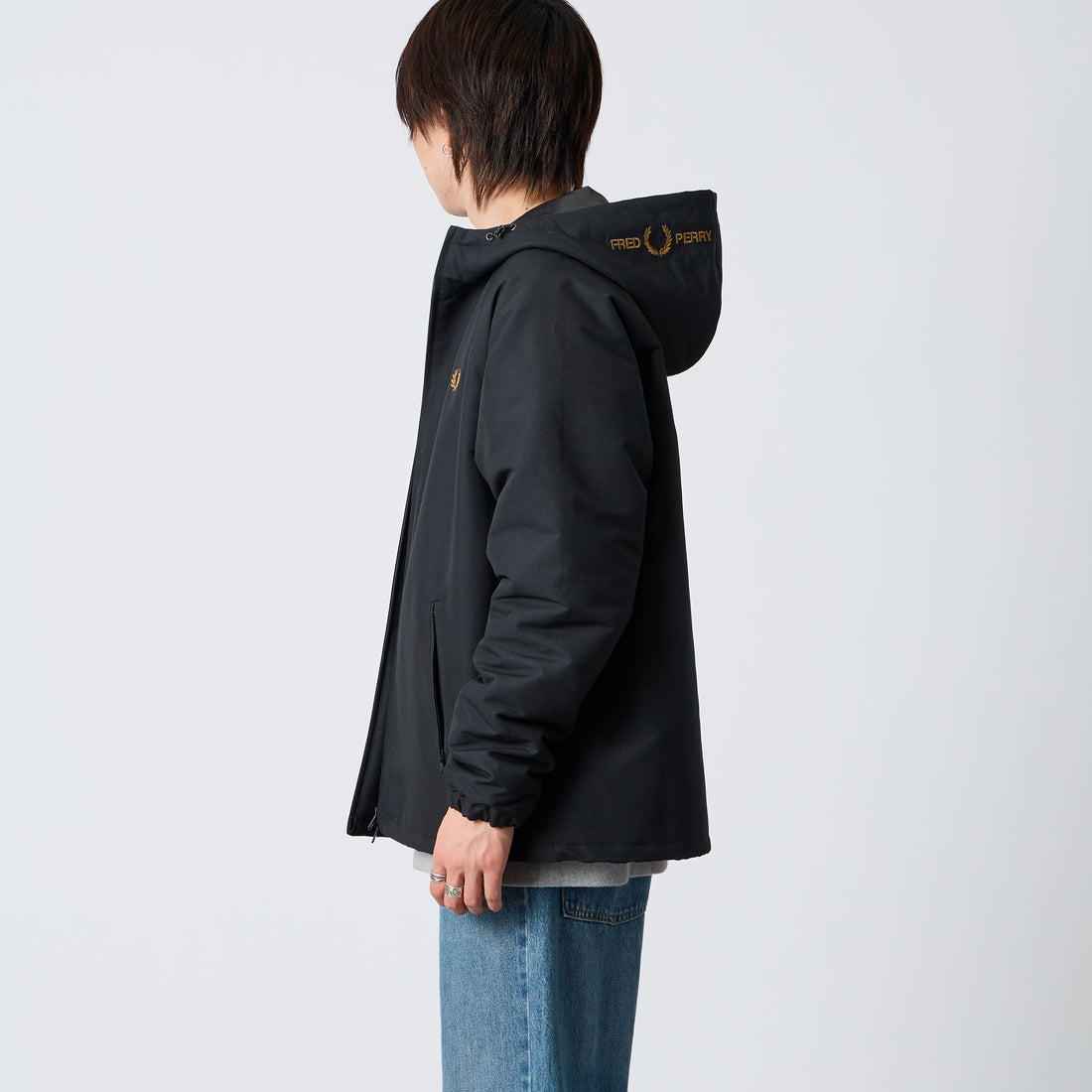 FRED PERRY [フレッドペリー] 別注 パデッド フード刺繍シェルジャケット [FPM-26A-002JF] BLACK/DARK &&モデル身長：177cm 着用サイズ：L&&