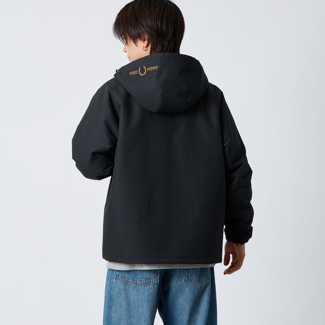 FRED PERRY [フレッドペリー] 別注 パデッド フード刺繍シェルジャケット [FPM-26A-002JF] BLACK/DARK &&モデル身長：177cm 着用サイズ：L&&