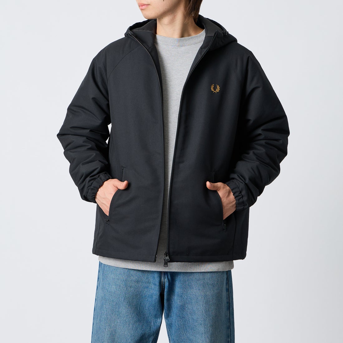 FRED PERRY [フレッドペリー] 別注 パデッド フード刺繍シェルジャケット [FPM-26A-002JF] BLACK/DARK &&モデル身長：177cm 着用サイズ：L&&