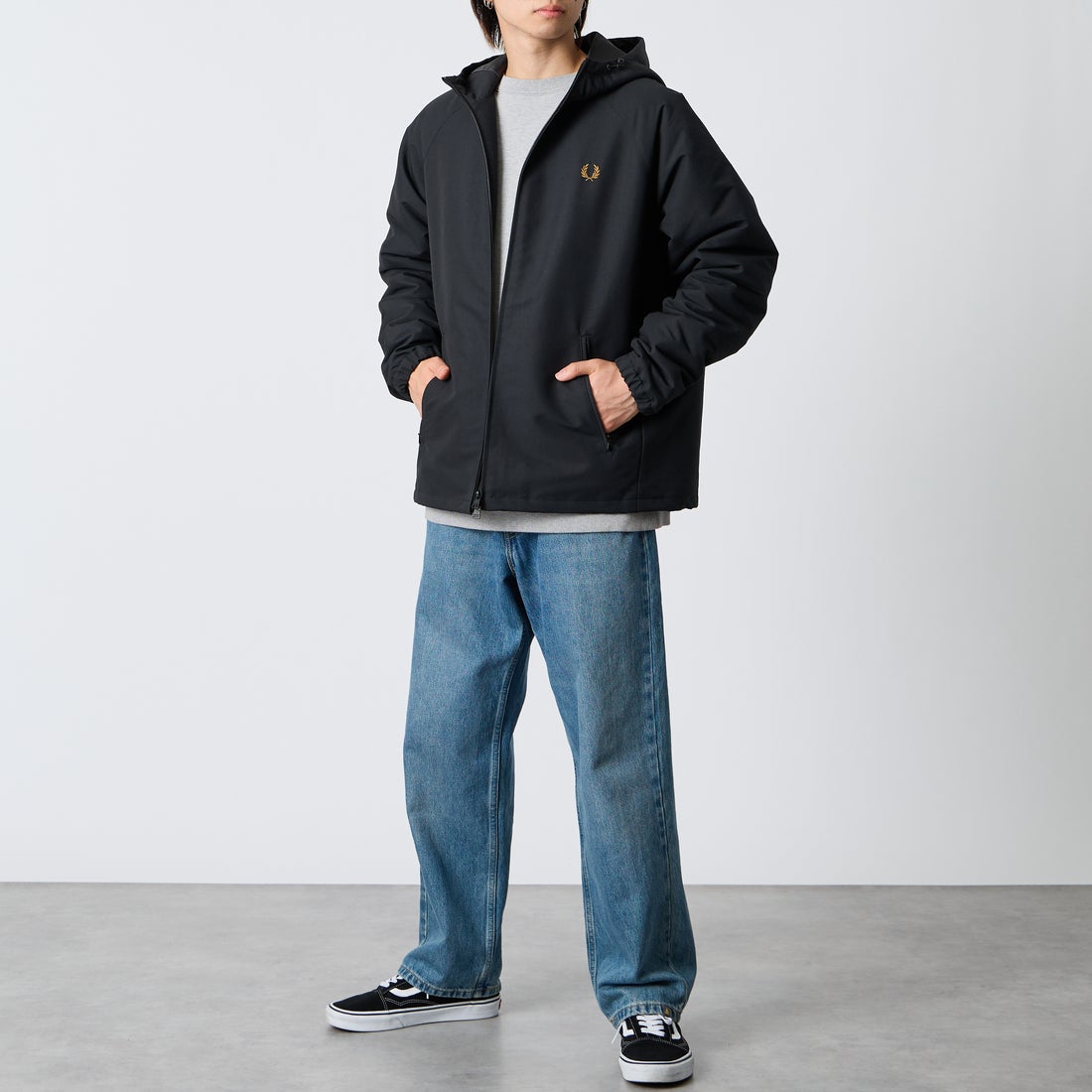 FRED PERRY [フレッドペリー] 別注 パデッド フード刺繍シェルジャケット [FPM-26A-002JF] BLACK/DARK &&モデル身長：177cm 着用サイズ：L&&