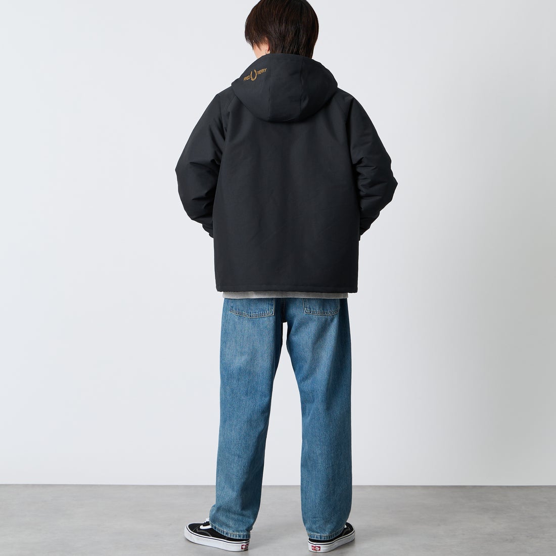 FRED PERRY [フレッドペリー] 別注 パデッド フード刺繍シェルジャケット [FPM-26A-002JF] BLACK/DARK &&モデル身長：177cm 着用サイズ：L&&