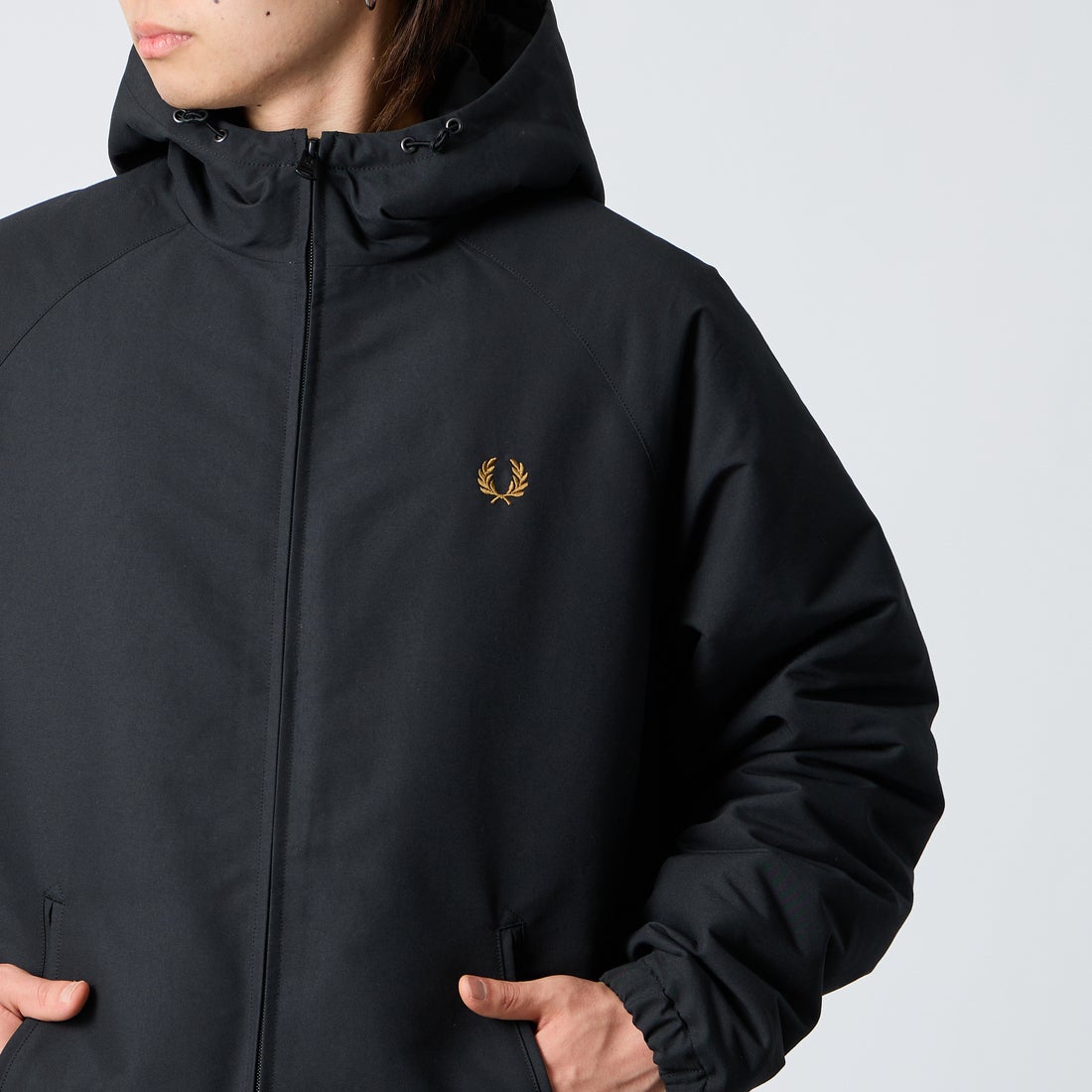 FRED PERRY [フレッドペリー] 別注 パデッド フード刺繍シェルジャケット [FPM-26A-002JF] BLACK/DARK &&モデル身長：177cm 着用サイズ：L&&