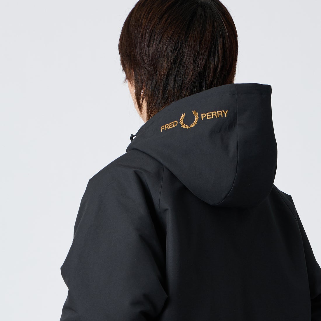 FRED PERRY [フレッドペリー] 別注 パデッド フード刺繍シェルジャケット [FPM-26A-002JF] BLACK/DARK &&モデル身長：177cm 着用サイズ：L&&