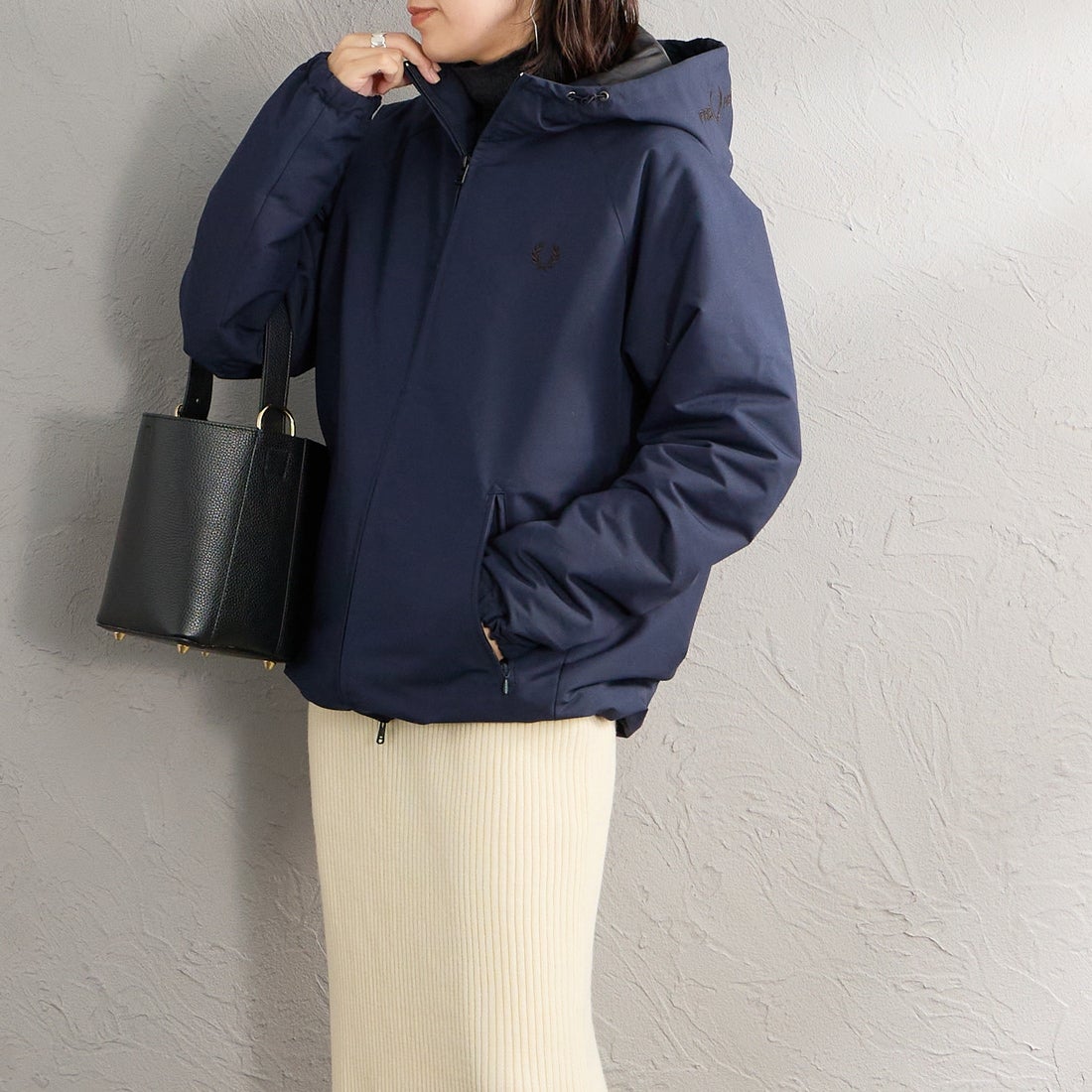 FRED PERRY [フレッドペリー] 別注 パデッド フード刺繍シェルジャケット [FPM-26A-002JF] NAVY/RICH &&モデル身長：160cm 着用サイズ：S&&